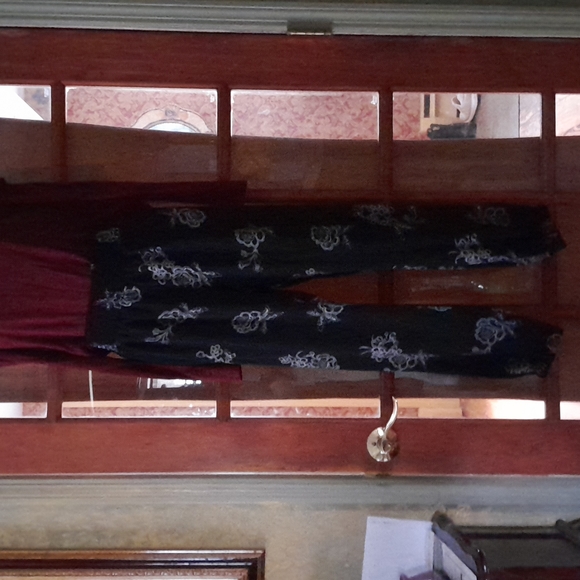 Floral pattern flowy pants. - Picture 1 of 1